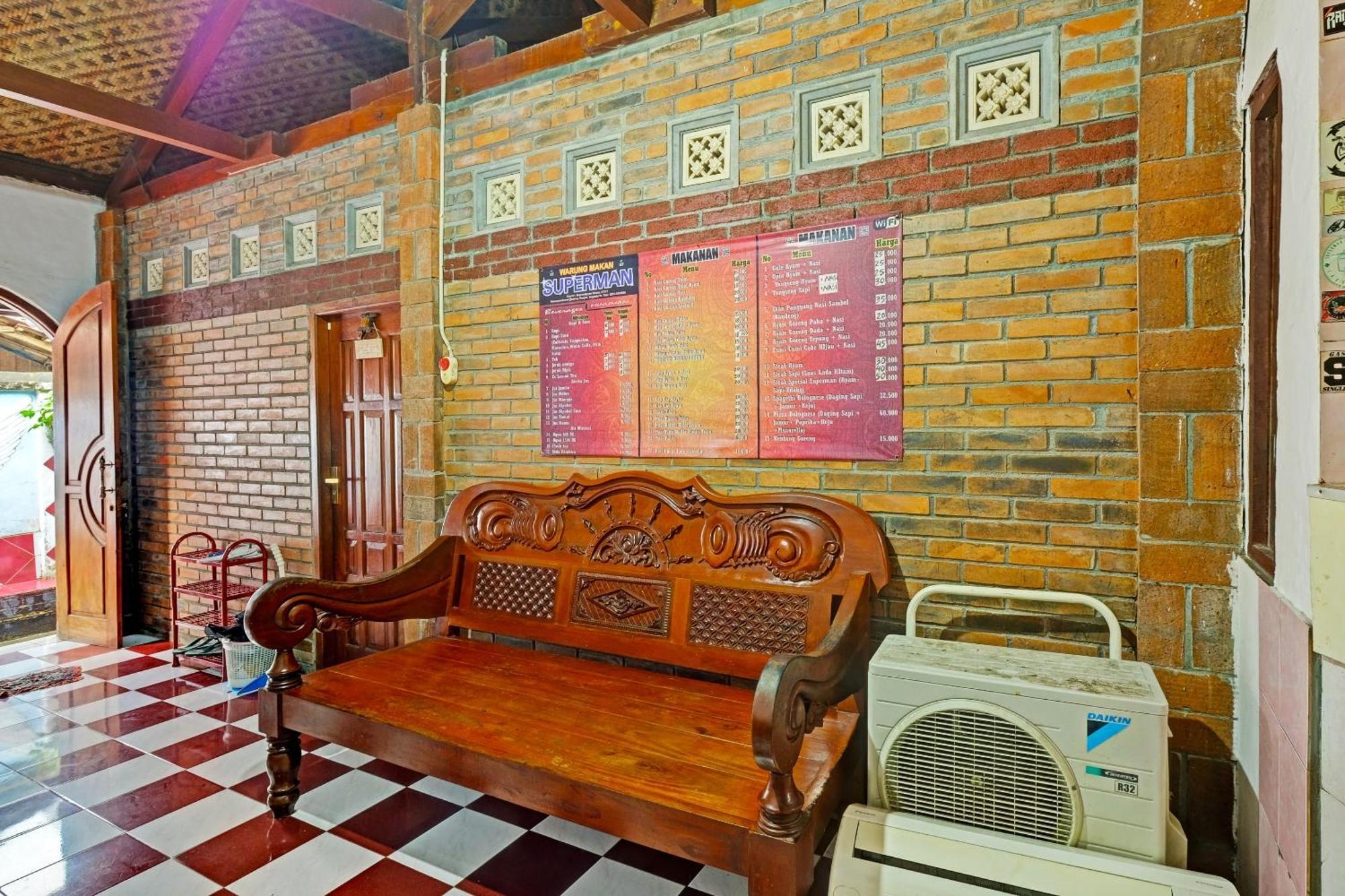 Spot On 91915 Homestay Superman Джокякарта Екстериор снимка