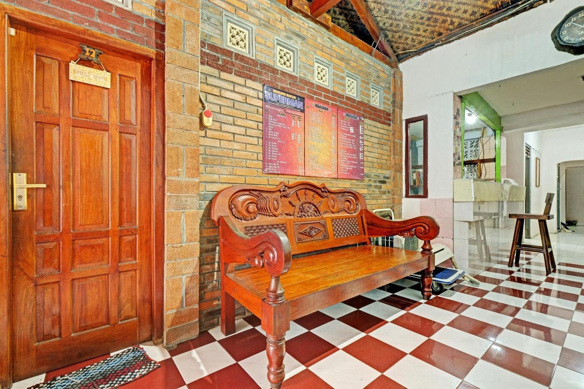Spot On 91915 Homestay Superman Джокякарта Екстериор снимка
