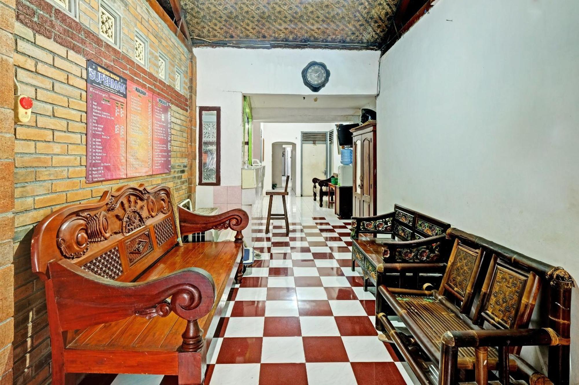 Spot On 91915 Homestay Superman Джокякарта Екстериор снимка