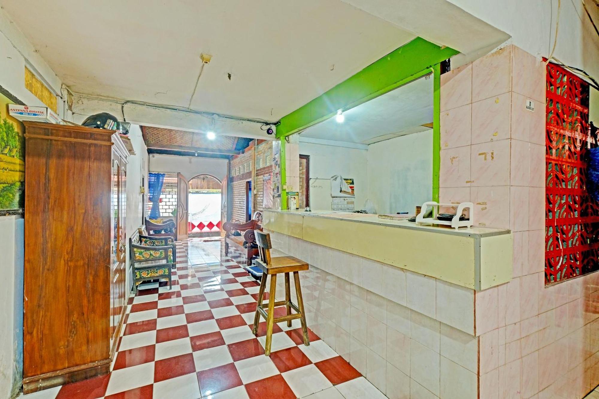 Spot On 91915 Homestay Superman Джокякарта Екстериор снимка